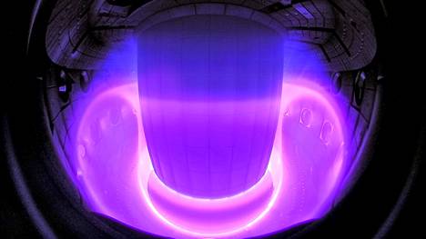Violetin väristä kuuma plasmaa hallitaan magneettien avulla kokeellisessa TCV-fuusioreaktorissa Sveitsin Lausannessa. 