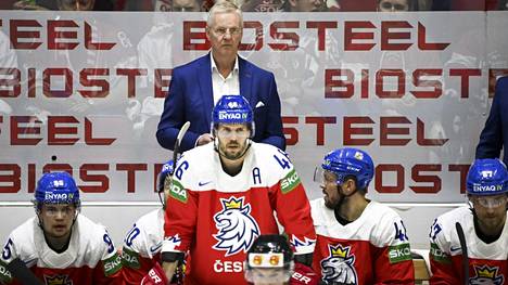 Kari Jalonen ja Tšekin leijonat juhlivat voittoa.