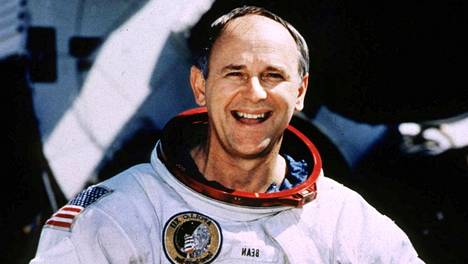 Neljäntenä ihmisenä Kuussa kävellyt astronautti Alan Bean on kuollut – hän toi Kekkoselle kiviä, joiden kerrottiin olevan Kuusta