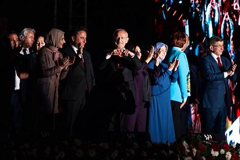 Kemal Kılıçdaroğlu ja muut opposition edustajat villitsivät kansaa käsin tekemillään sydän-emojeilla Ankarassa.