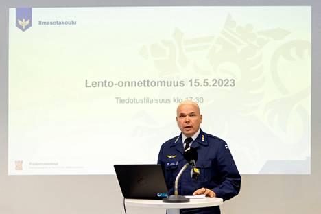 Ilmasotakoulun johtaja Vesa Mäntylä puhui Tikkakoskella järjestetyssä tiedotustilaisuudessa maanantaina. 