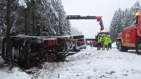 Helsingissä rytisi pelti, märkä lumi kaatanut kymmeniä puita – kolareita eri puolilla Suomea