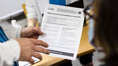 Koronavirus | Voisiko Suomi ottaa käyttöön korona­rokote­sertifikaatin tai korona­rokote­passin? Julkis­oikeuden professori tyrmää ajatuksen