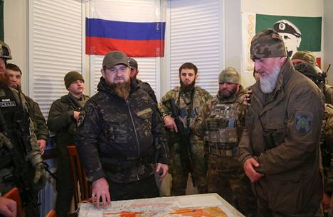 Tšetšenian johtaja Ramzan Kadyrov vieraili Mariupolin kaupungissa Ukrainassa maaliskuun lopulla. Hyökkäyssodan alkuvaiheessa Venäjän joukot tuhosivat Mariupolia perusteellisesti.