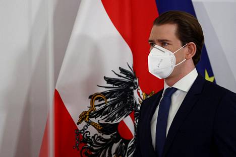 Kasvomaskiin pukeutunut Itävallan liittokansleri Sebastian Kurz osallistui tiedotustilaisuuteen pääkaupunki Wienissä maanantaina.