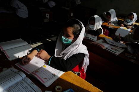 10-vuotias Hadia osallistuu koulutunneille Afganistanin pääkaupungissa Kabulissa, mutta koulunkäynti on maassa toistaiseksi kielletty yli 12-vuotiailta tytöiltä.