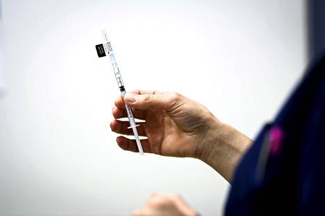 Suomen tavoitteena on tarjota kesän aikana kaikille rokotettaville vähintään yksi rokoteannos. Asiantuntijan mukaan tavoite on jo niin lähellä, ettei rokotusjärjestystä ole syytä enää muuttaa.