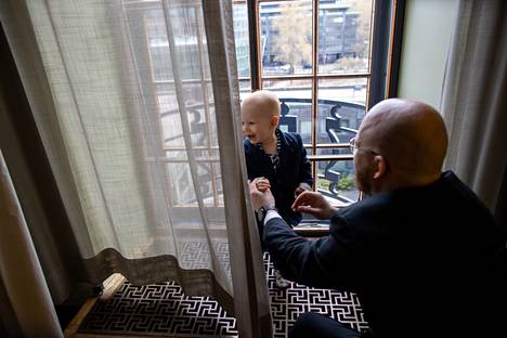 Kaksivuotias Mauno tutki isänsä kanssa eduskunnan kuppilan verhoja.