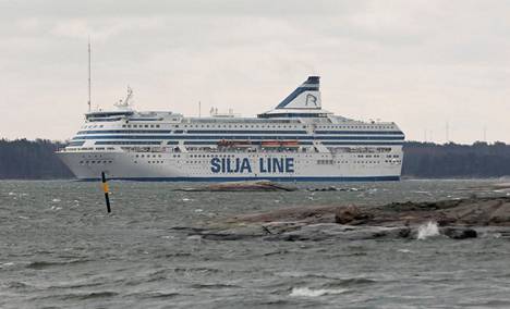 M/S Silja Symphony saapui perjantaina tunnin myöhässä Tukholmaan työntekijän saatua sairauskohtauksen laivalla. Kuvassa Silja Symphony vuonna 2018. 