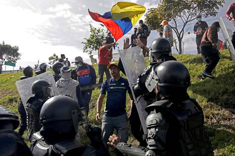 Turvallisuusjoukot kohtasivat mielenosoittajia perjantaina Ecuadorin pääkaupunkiin johtavan valtatien varrella.