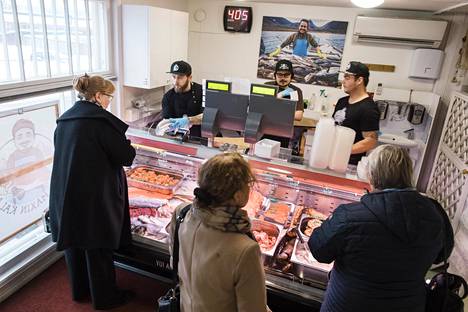 Maxin kala on ollut hyvin suosittu. Tiskin takana asiakkaita palvelevat omistaja Max Grönholm (keskellä) sekä Lauri Palomäki (vas) ja Jan Warma