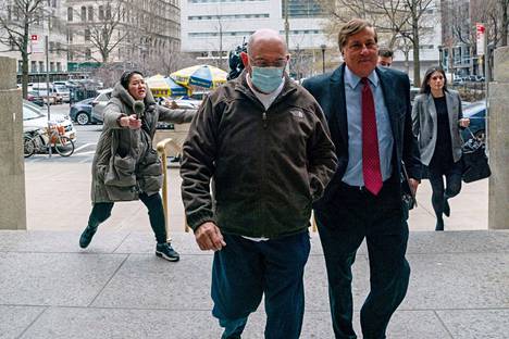 Allen Weisselberg (edessä vasemmalla) saapui asianajajansa kanssa oikeudenkäyntiin tiistaina New Yorkissa.