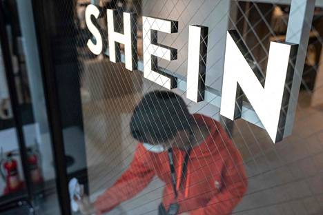 Pikamuotijätti Shein toimii pääosin verkkokauppana. Ensimmäinen pysyvä liike avattiin marraskuussa Tokioon, mutta sielläkin vaatteita saa vain sovittaa.