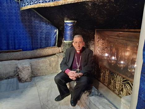 Munib Younan istuutui Jeesuksen seimen paikkana pidettyyn kohtaan Jeesuksen syntymäkirkossa.