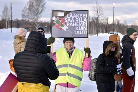 Koronarokotuksiin kriittisesti suhtautuvia mielenosoittajia Muista ystävyys -tapahtumassa Helsingissä viime helmikuussa.
