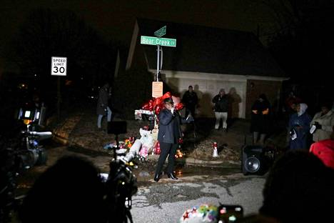 Memphisissä ihmiset kokoontuivat muistamaan Tyre Nicholsia risteykseen, jossa tämä pahoinpideltiin kuolettavasti.