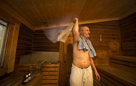 Saunabadin saunamestari André Kurzawe vastaa löylynheitosta ja siitä, että höyry leviää tasaisesti ympäri saunaa. Keskeinen osa saunamestarin löylyrituaalia on kuuman ilman pyöritys pyyhkeellä.