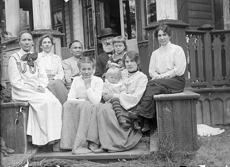 The Swan family on the stairs of Silver Mountain.  In the back row from left, Aino, Helmi, Emmy's mother, Gustaf's father Nelman Marjatta and Elli.  In front on the left is Helmi's adopted daughter little Anni, on the right Anni in her arms Nelman Jussi.
