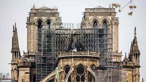 Notre Damen uusi julkisivu kuumentaa tunteita Ranskassa – remontista vastaava kenraali käski arkkitehtiä ”tukkimaan turpansa”