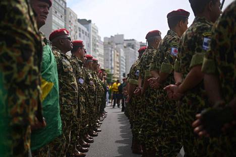 Brasilian maavoimien laskuvarjojoukkojen veteraanit valmistautuivat itsenäisyyspäivän sotilasparaatiin Rio de Janeirossa keskiviikkona.