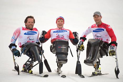 Jesper Saltvik Pedersen (kesk.) juhli paralympiakultaa Pyeongchangin paralympialaisissa vuonna 2018.