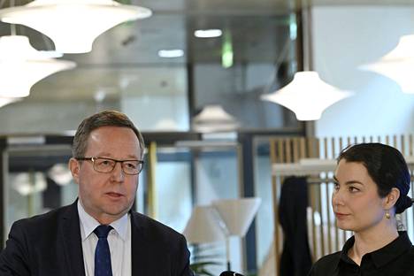 Varautumisen ministerityöryhmän elinkeinoministeri Mika Lintilä (kesk) ja ympäristö- ja ilmastoministeri Emma Kari (vihr) kertovat ministerityöryhmän päätöksistä medialle työryhmän kokouksen jälkeen torstaina.