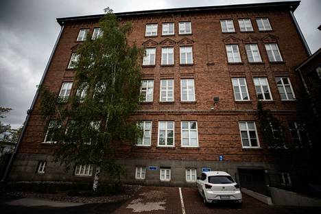 Osa Tampereen Juhannuskylän yhtenäiskoulun henkilökunnasta kertoo menettäneensä luottamuksensa rehtoriin. Juhannuskylän yläkoulu toimii tässä Tammerkosken koulutalossa.