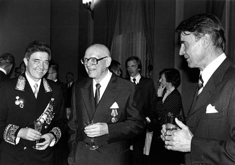 Neuvostoliiton Helsingin-suurlähettiläs Vladimir Sobolev, tasavallan presidentti Urho Kekkonen ja pääministeri Mauno Koivisto Neuvostoliiton ja Suomen yya-sopimuksen 33. vuosipäivän juhlassa vuonna 1981.