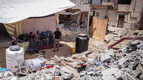 Perhe istui tuhoutuneen kotinsa vieressä Khan Yunisin alueella Keski-Gazassa. 