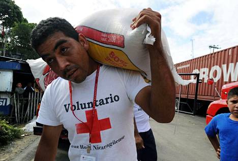 Nicaraguan Punaisen Ristin vapaaehtoinen kantoi avustustarvikkeita vuonna 2009.