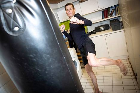 Helsinkiläinen historiantutkija Lasse Laaksonen pystyy harjoittelemaan taekwondoa työtiloissaan.