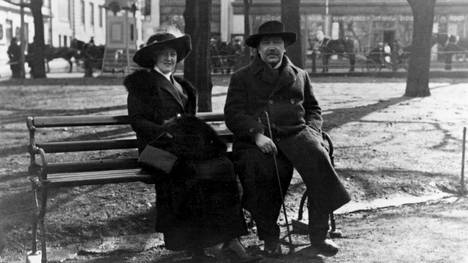 Kirjailija Eino Leino vaimoineen Esplanadin puistossa 1913.