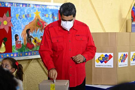 Venezuelan presidentti Nicolás Maduro antoi oman äänensä paikallisvaaleissa maan pääkaupunki Caracasissa sunnuntaina 21. marraskuuta.