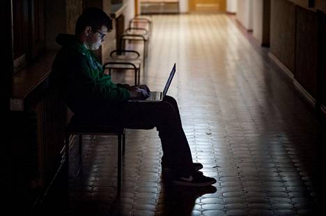 Opiskelija kannettavan tietokoneen kanssa Tambovin yliopistolla Venäjällä joulukuussa 2019.