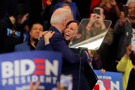 Senaattori Kamala Harrisia (oik.) pidetään demokraattien presidenttiehdokkaan Joe Bidenin ykkösvaihtoehtona varapresidentiksi. Kuvassa Harris ja Biden maaliskuussa Bidenin kampanjatilaisuudessa Michiganin Detroitissa.