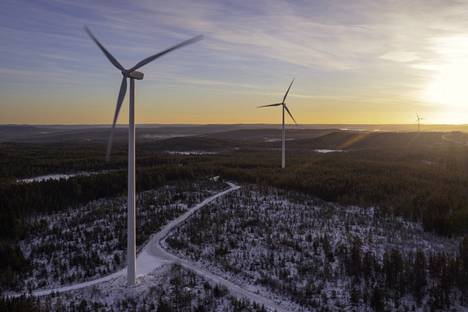 Jo tuulivoimaloiden lisäys voi vaatia harvinaisten maametallien tuotannon kolminkertaistamista, tutkimus arvioi. Kuvan tuulivoimalat ovat Ruotsissa.