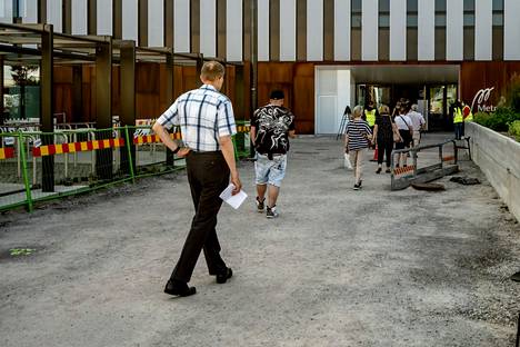 Ajanvarauksettomaan rokotukseen riitti jonoa Helsingin Myllypurossa 16. heinäkuuta. Rokottamisen edistymisestä huolimatta koronatartuntojen määrät Uudellamaalla ovat lisääntyneet.
