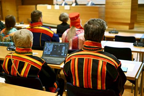 Osallistuijia seuraamassa perustuslakivaliokunnan julkista kuulemista saamelaiskäräjälaista 25. tammikuuta.