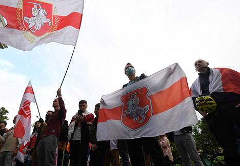 Valkovenäläiset osoittivat mieltään Valko-Venäjän alkuperäisten lippujen kanssa Ukrainan Kiovassa toukokuun lopulla.