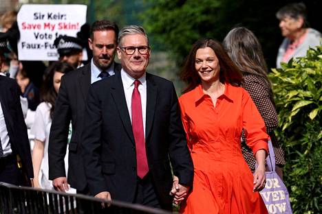 Labor leader Keir Starmer and his wife Victoria Starmer walked outside a polling station in London on Thursday.