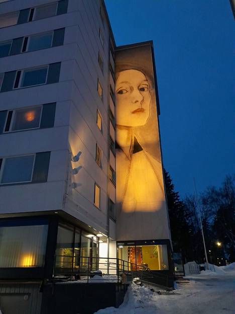 Taiteilija Helene Schjerfbeckin omakuva koristaa nyt suojellun hyvinkääläisen talon kulmaa.