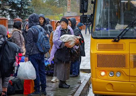 Hersonin alueelta Krimille evakuoitavia siviilejä odottamassa bussikuljetusta Oleškin kaupungissa sunnuntaina.