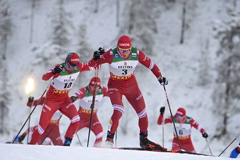 Venäjän hiihtäjät rynnivät yhtenä joukkona kisan kärkeen.