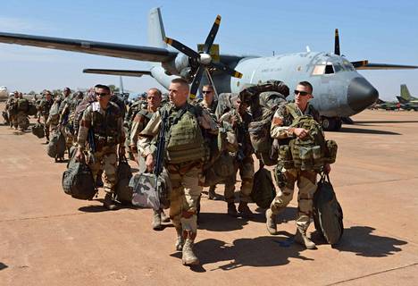 Ranska ja sen liittolaiset ilmoittivat vetävänsä joukkonsa pois Malista. Kuva on tammikuulta 2013, kun ranskalaissotilaita saapui Malin pääkaupunkiin Bamakoon ennen siirtymistä Pohjois-Maliin.