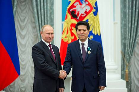 Venäjän presidentti Vladimir Putin ja Kiinan Euraasian suhteiden erityisedustaja Li Hui kättelemässä vuonna 2019. Li Hui työskenteli aiemmin vuosia Venäjän suurlähettiläänä.