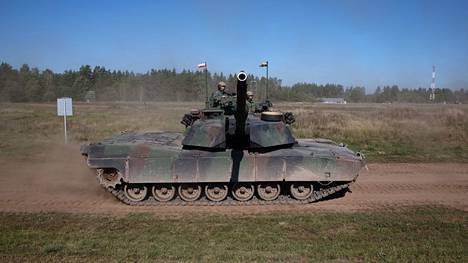 Puolan armeijan sotilaat ajoivat Abrams M1A1 -taistelupanssarivaunulla Orzyszin lähellä Puolassa viime syyskuussa.