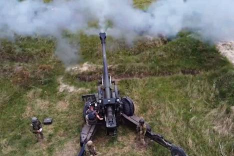 Twitteriin ladatulla videolla Ukrainan asevoimat näyttää ampuvan suomalais­valmisteisia 155 TKR 88 -tykistöammuksia italialaisella FH70-haupitsilla eli kenttätykillä