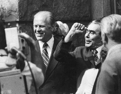 Yhdysvaltain presidentti Gerald Ford ja Neuvostoliiton johtaja Leonid Brežnev hymyilivät Neuvostoliiton suurlähetystön puutarhassa vuonna 1975 Helsingissä järjestetyn Ety-kokouksen yhteydessä.