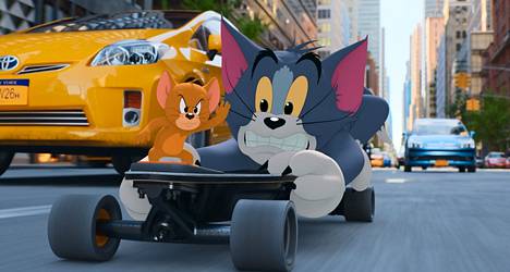 Jerry-hiiri ja Tom-kissa taistelevat New Yorkissa, osin animoidussa elokuvassa.