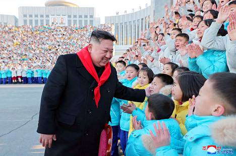 Kim Jong-un tervehti partiolaisia tammikuun alussa.